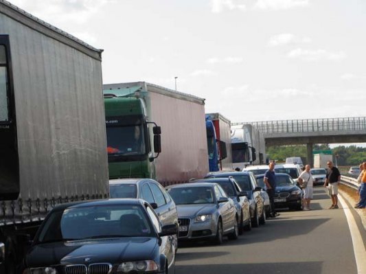 Kruta realnost: Ob nesreči na pomurski avtocesti se še reševalci zataknejo v gneči ...
